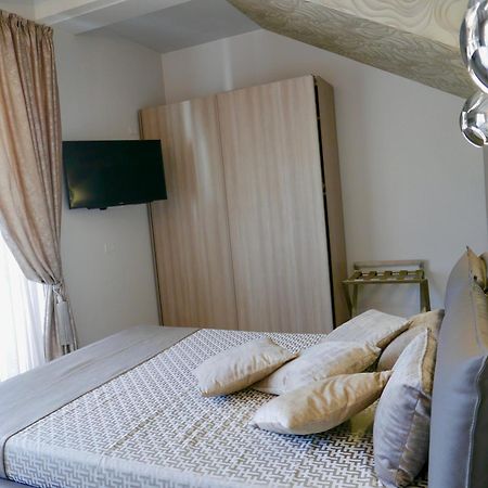 Phoenix Garda Hills Sirmione Exteriör bild